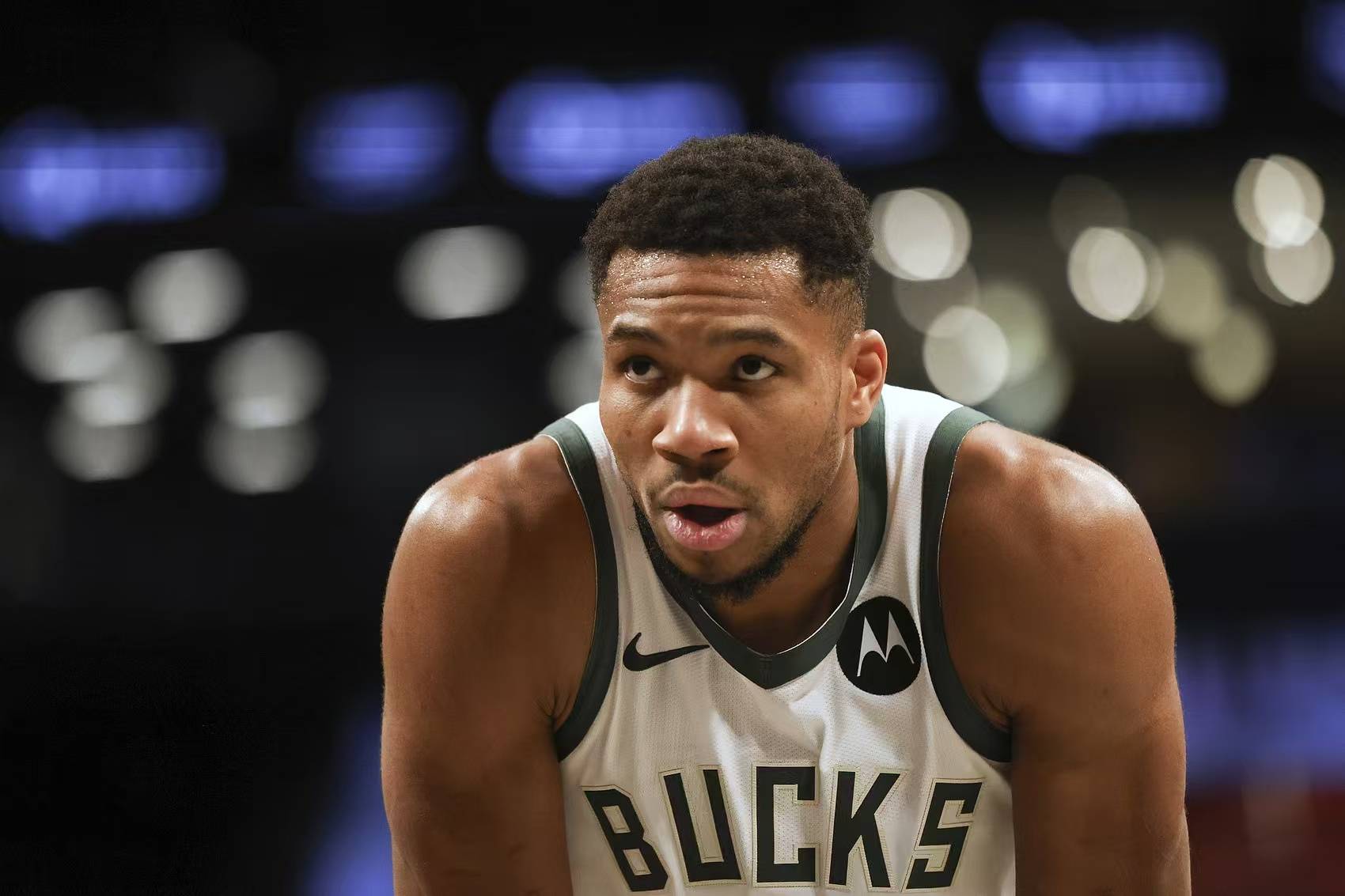 字母哥重返赛场，表现优异首场状态出色，FPX观众沸腾！